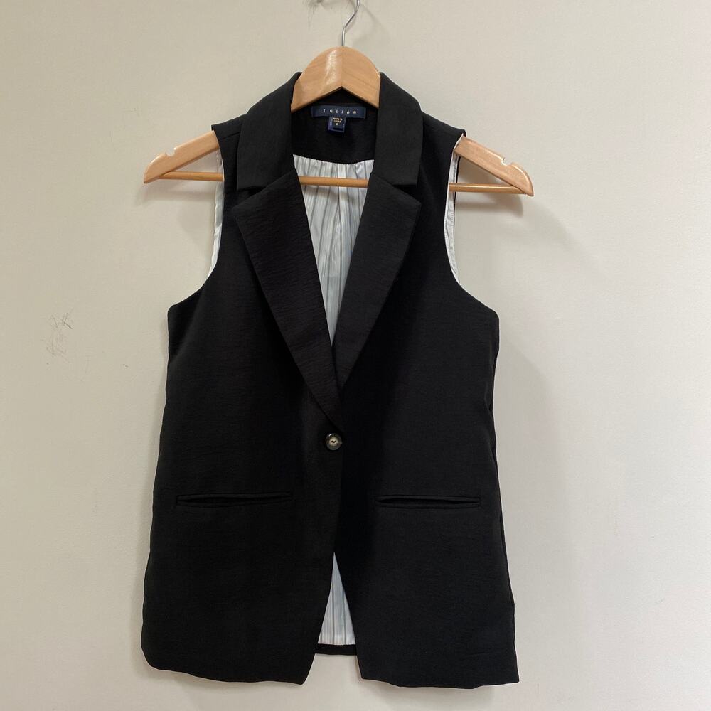 Tullea V-Neck Sleeveless One Button Front Black Vest Trending Size Small
